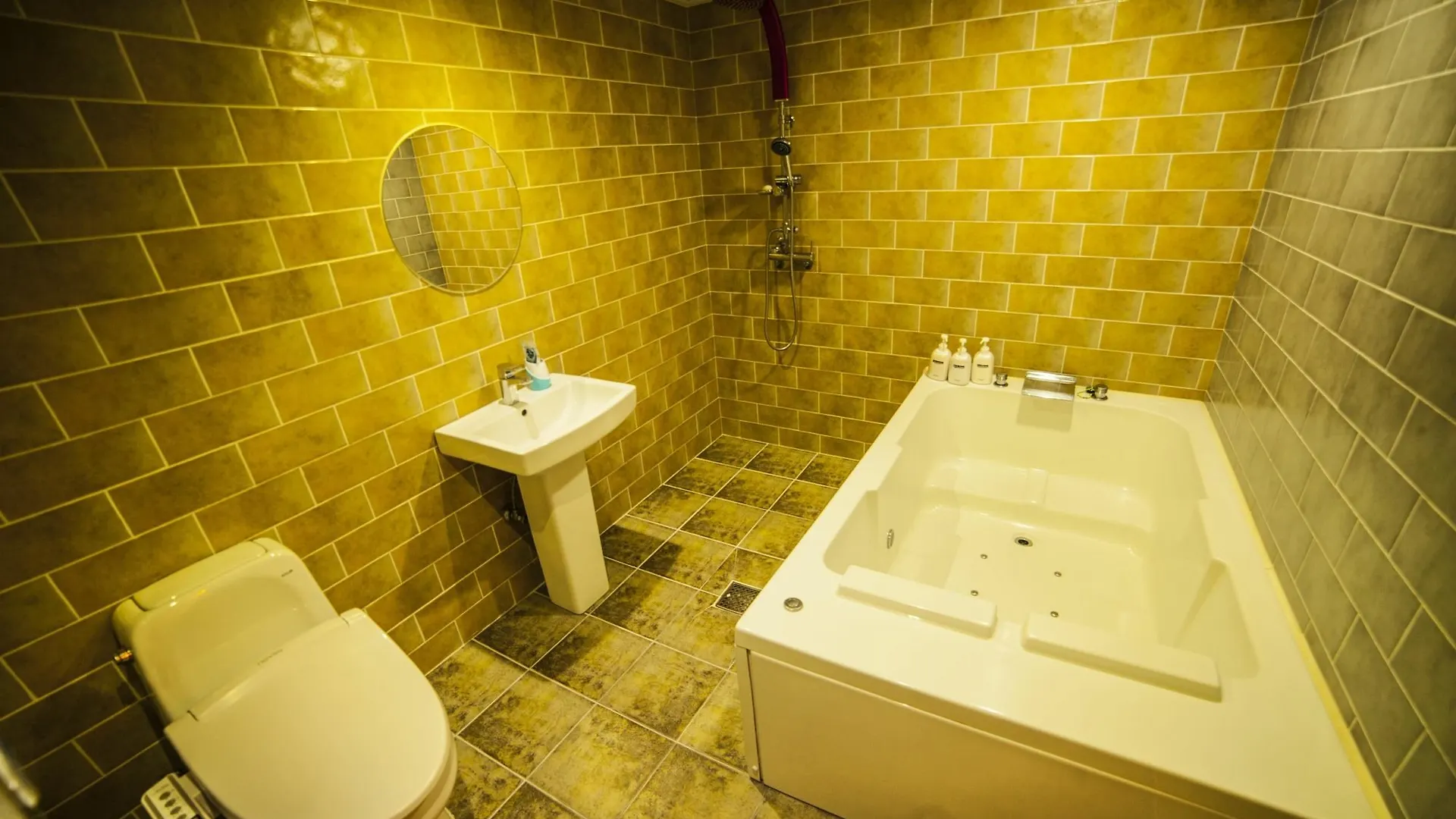 Hotel Oz Oncheonjang 釜山広域市 3*,